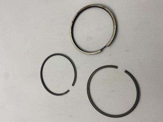 PISTON RING SET  - 061947490