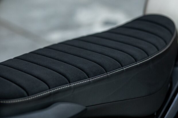 BLACK SIGNATURE BENCH SEAT