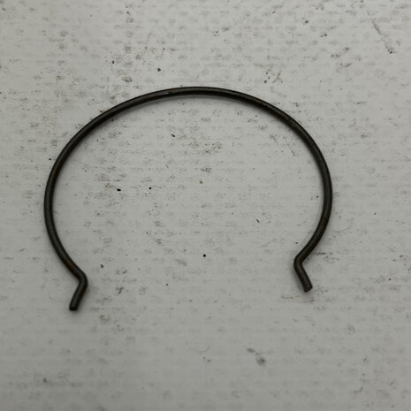 NEEDLE RETAINING RING - 066013057